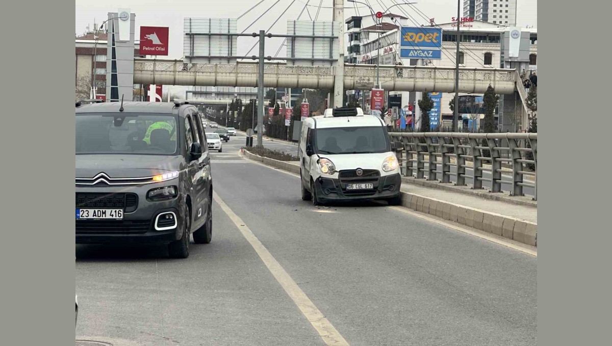 Elazığ'da hafif ticari araçlar çarpıştı