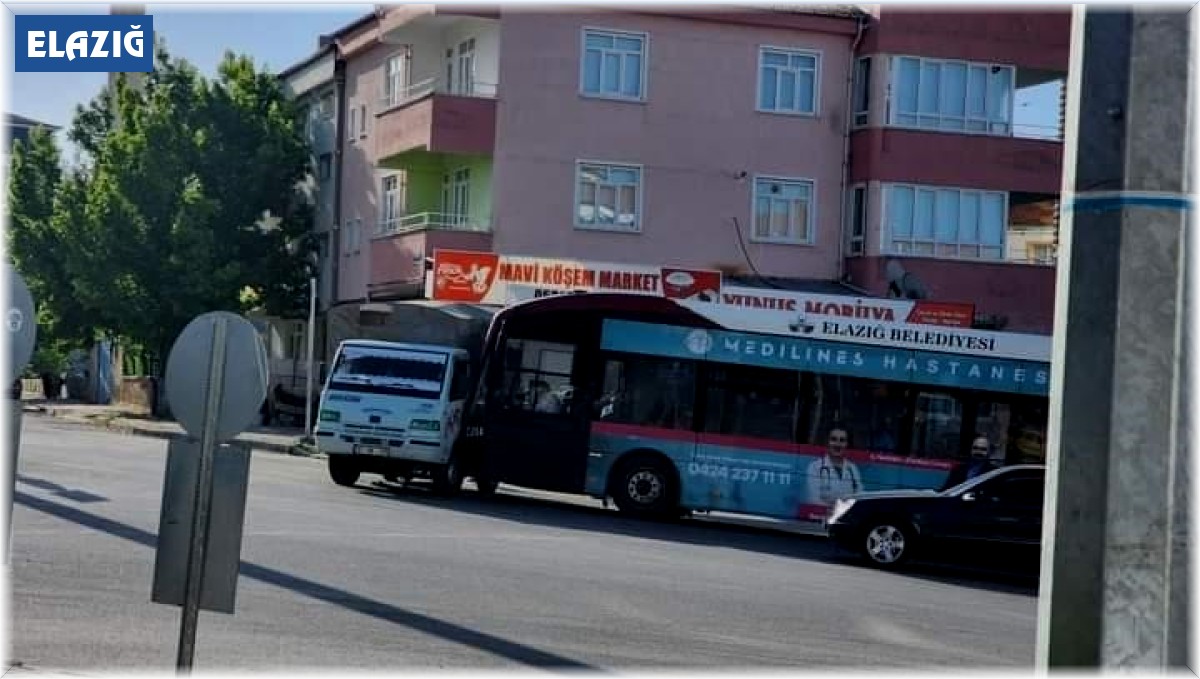 Elazığ'da halk otobüsü ile pikap çarpıştı: 9 yaralı