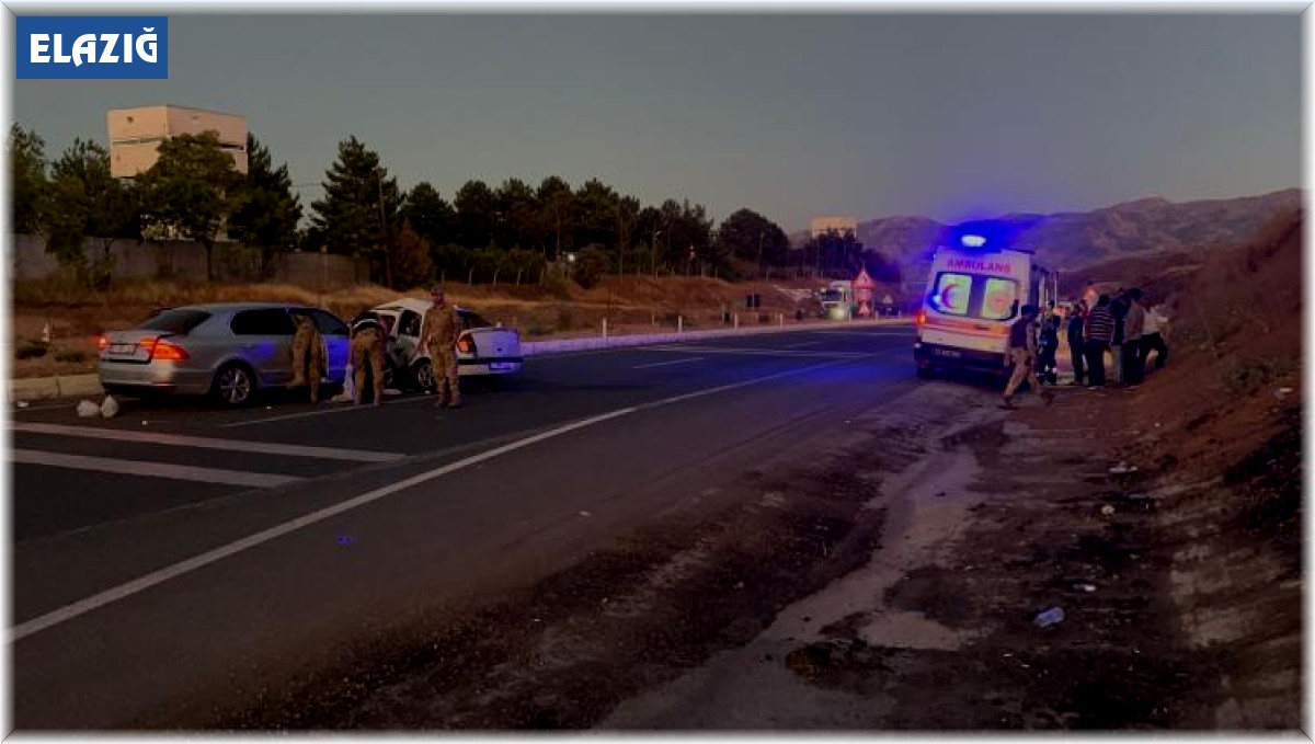 Elazığ'da iki otomobil çarpıştı: 8 yaralı