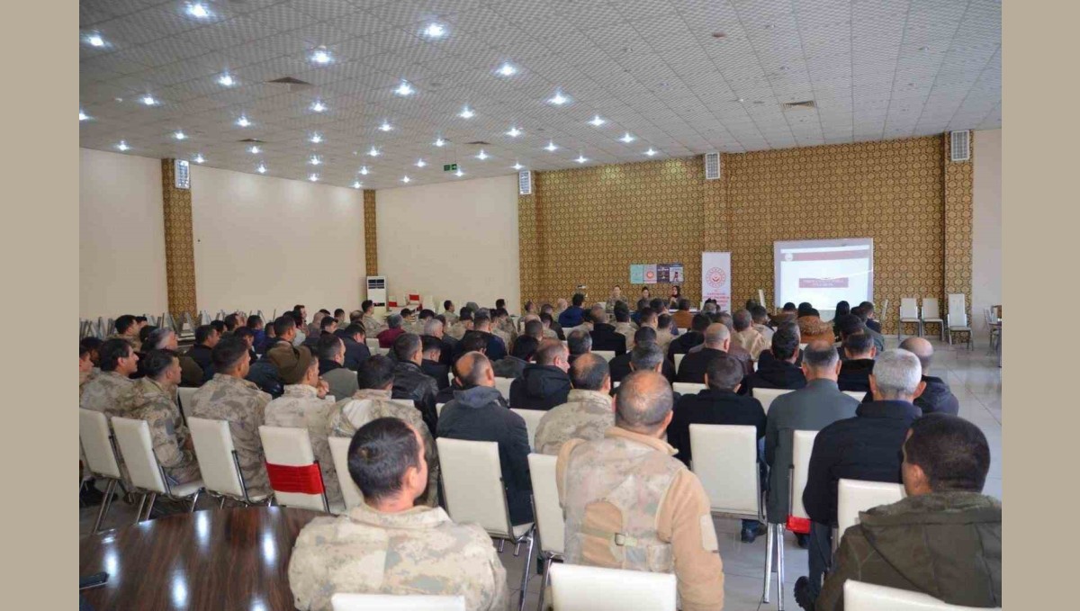 Elazığ'da jandarmanın bilgilendirme faaliyetleri sürüyor