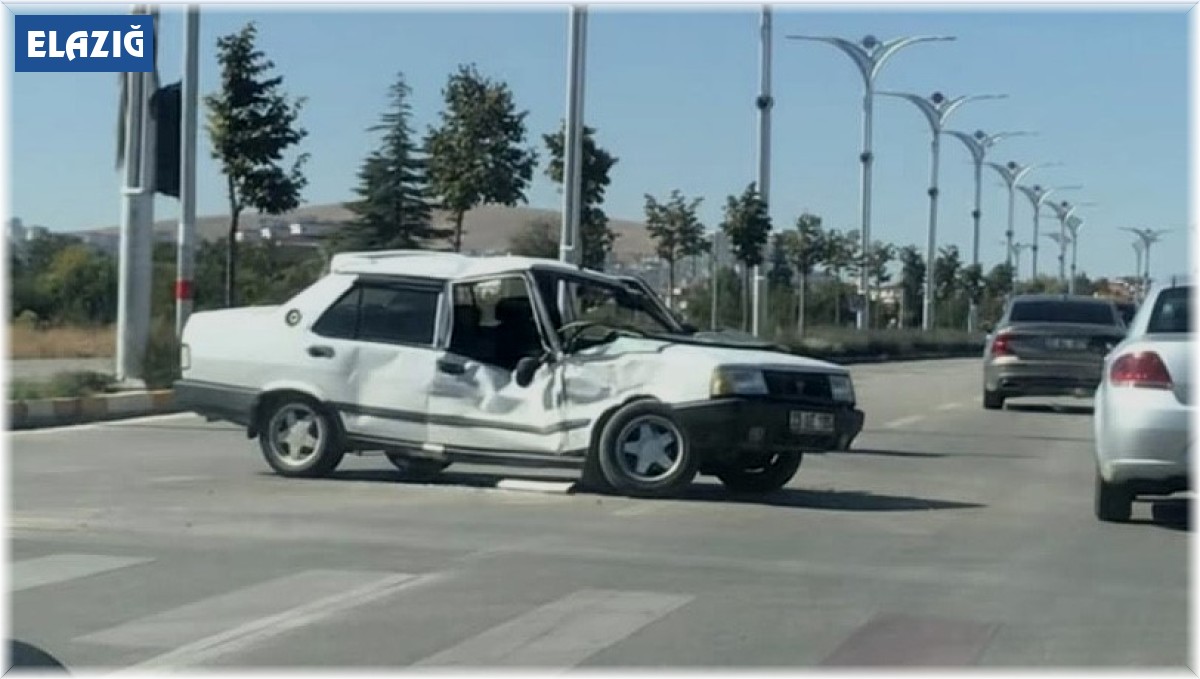 Elazığ'da kamyon ile otomobil çarpıştı: 2 yaralı