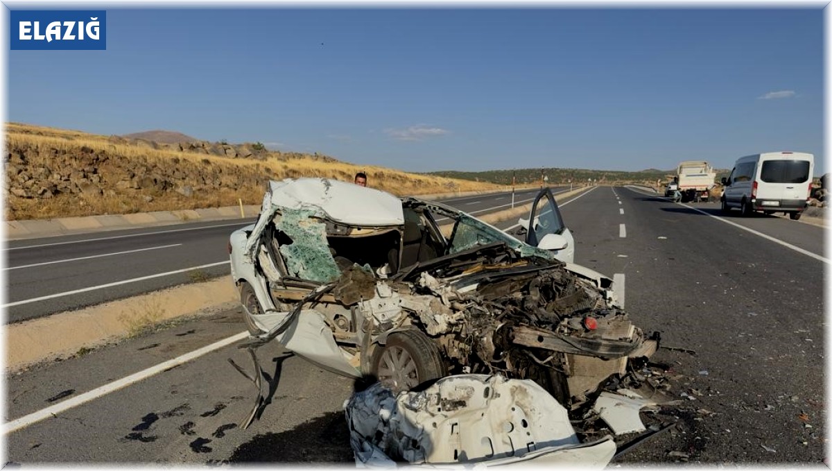 Elazığ'da kamyonla çarpışan otomobil hurdaya döndü: 1 ölü, 1 yaralı