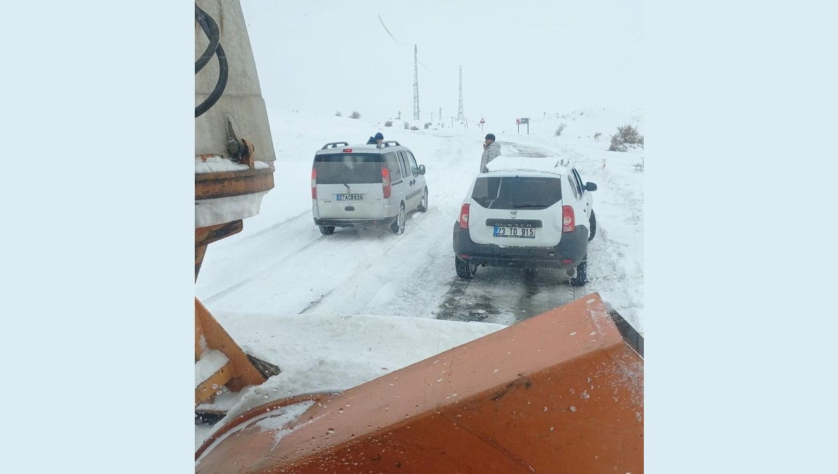 Elazığ'da kar yağışında yolda kalan araçlar, ekipler tarafından kurtarıldı