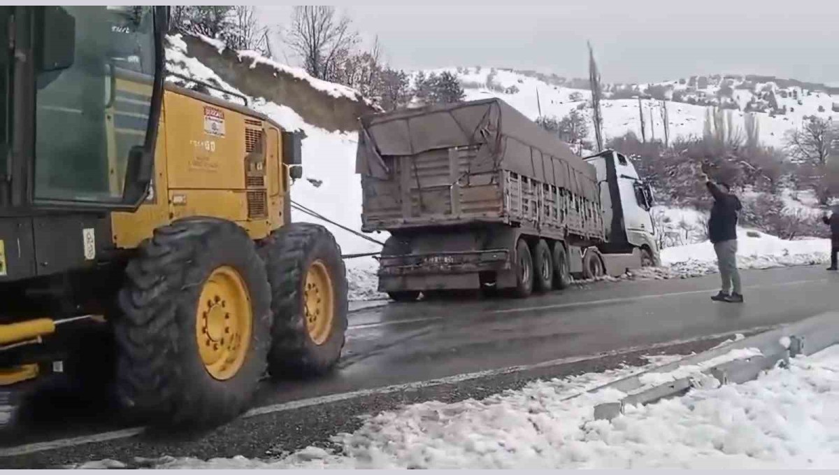 Elazığ'da karlı yolda kayarak yoldan çıkan tırı, ekipler kurtardı