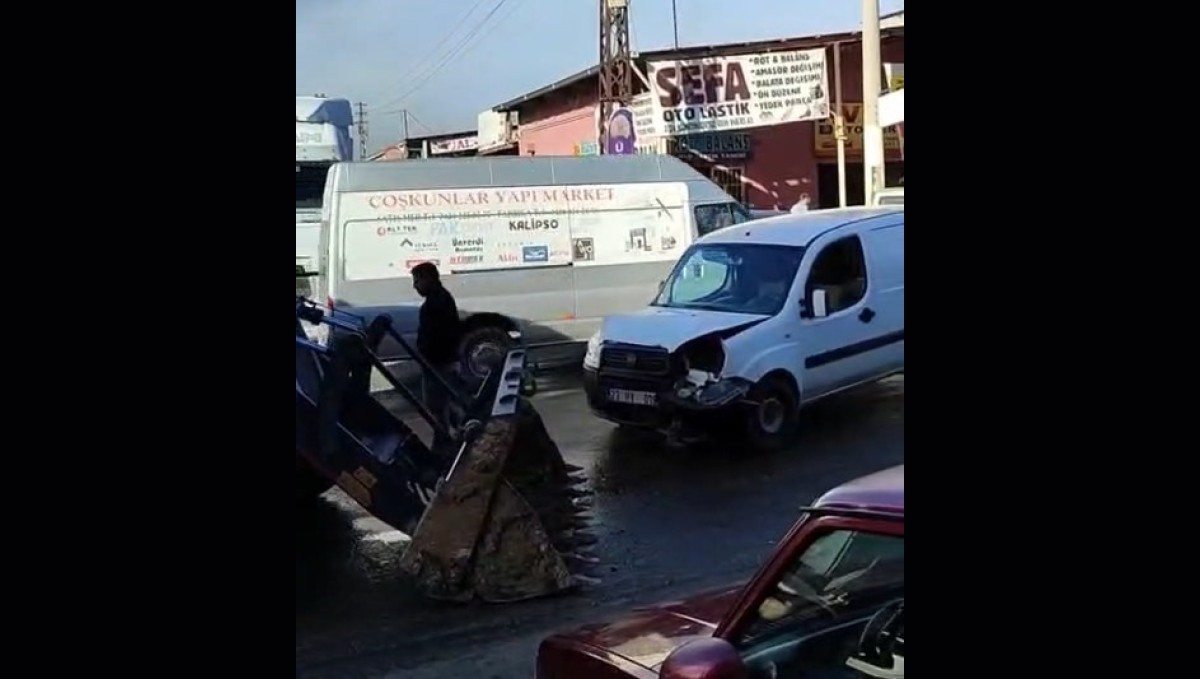 Elazığ'da kepçe ile hafif ticari araç çarpıştı