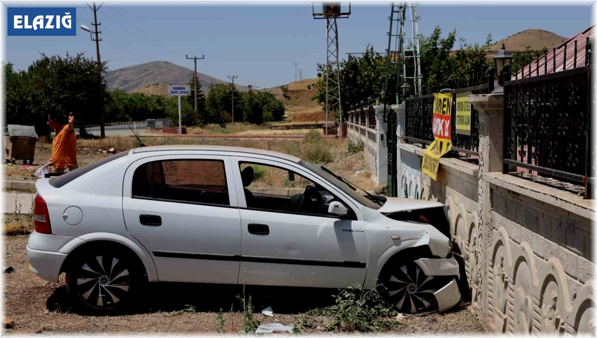 Elazığ'da otomobil bahçe duvarına çarptı: 5 yaralı