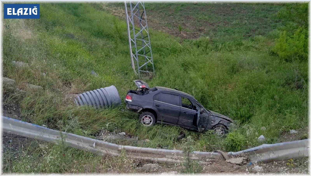 Elazığ'da otomobil şarampole uçtu: 2 yaralı