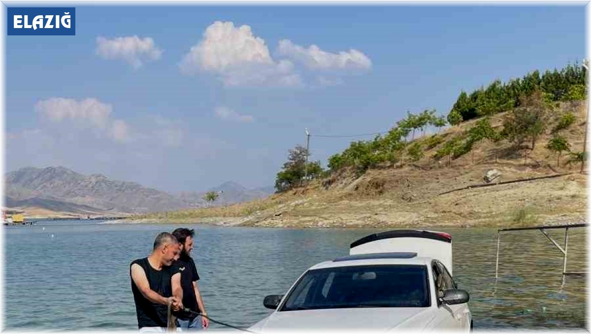 Elazığ'da park halindeki otomobil Keban Barajına uçtu