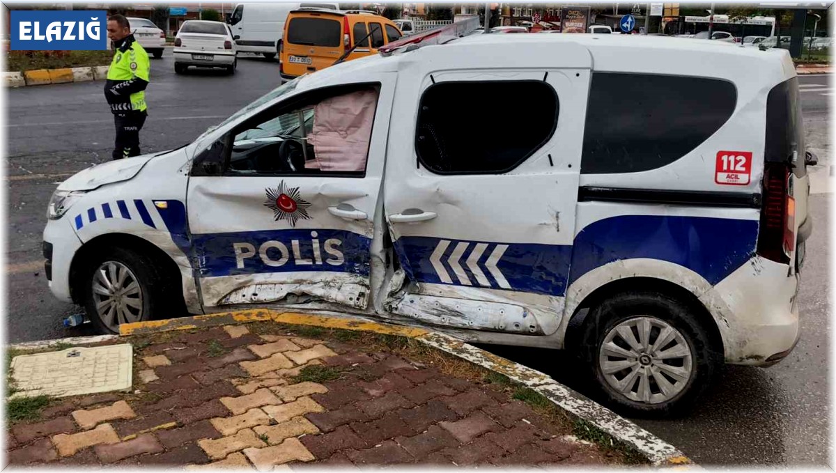 Elazığ'da polis aracı ile otomobil çarpıştı: 2 polis yaralandı