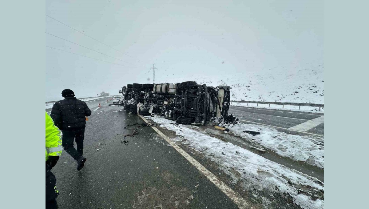 Elazığ'da tır yan yattı