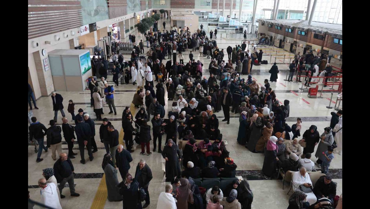 Elazığ'da umre kafilesini yüzlerce kişi uğurladı