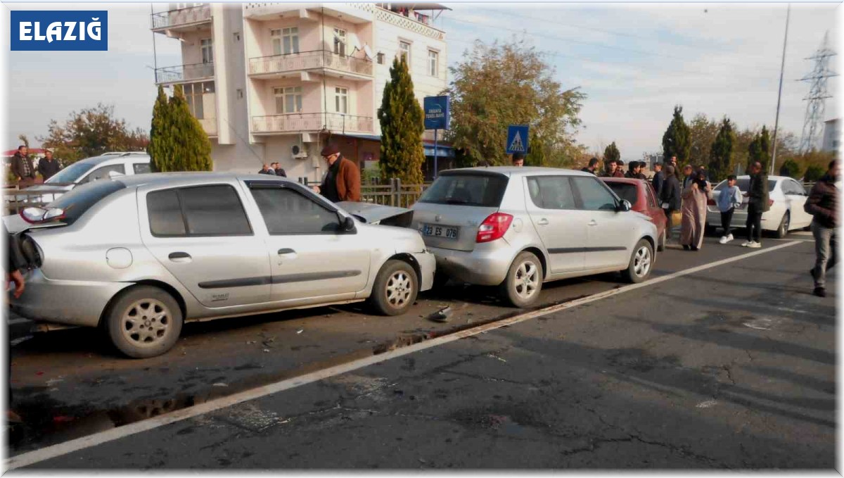 Elazığ'da zincirleme kaza: 5 araç hasar aldı