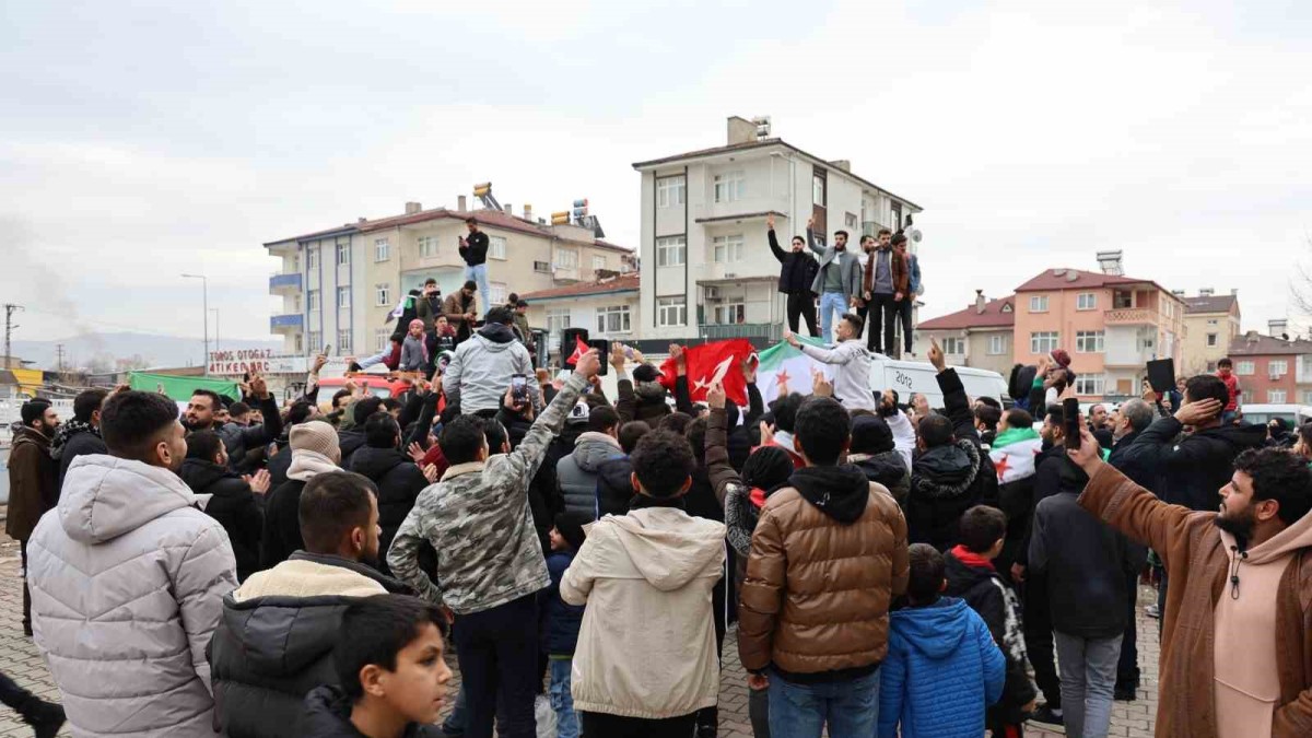 Elazığ'daki Suriyeliler Esed'in gidişini coşkuyla kutladı