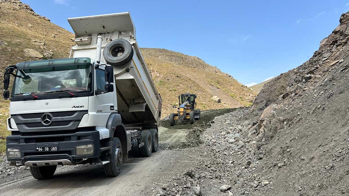 Eleşkirt Akyumak Köy Yolunda Sel Felaketinin Tahribatları Onarılıyor