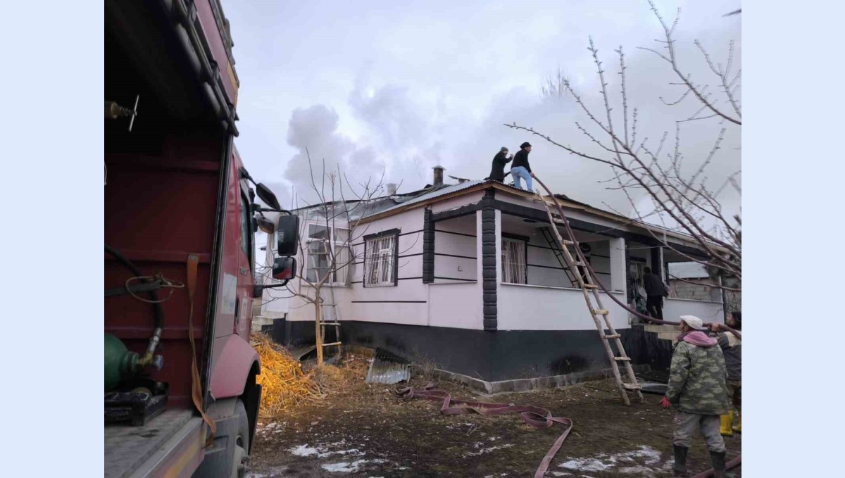 Erciş'te çatı ve kazan dairesi yangını