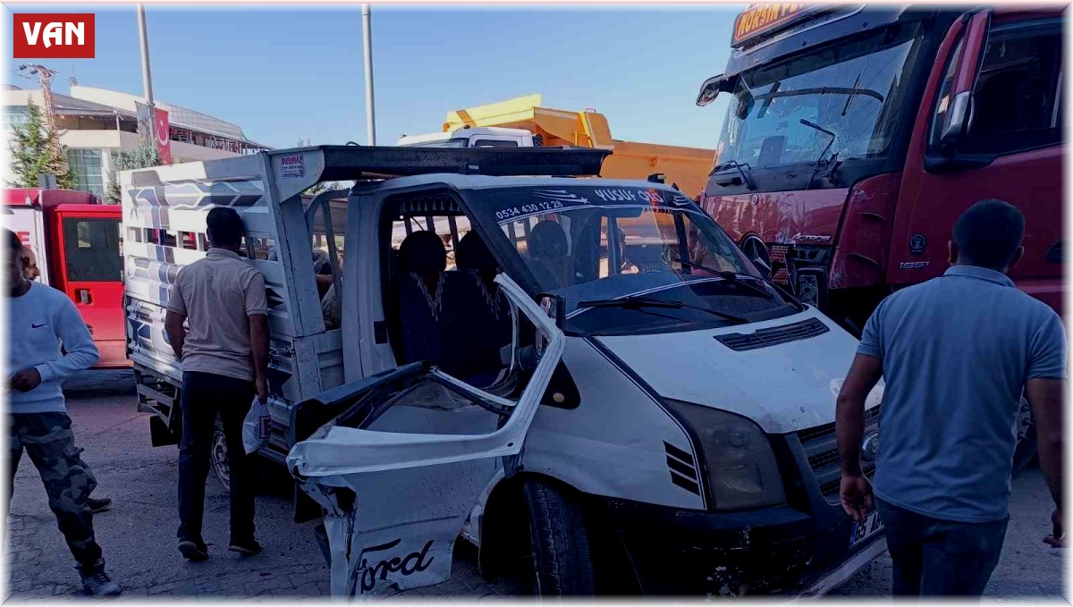 Erciş'te kamyonla kamyonet çarpıştı: 3 yaralı