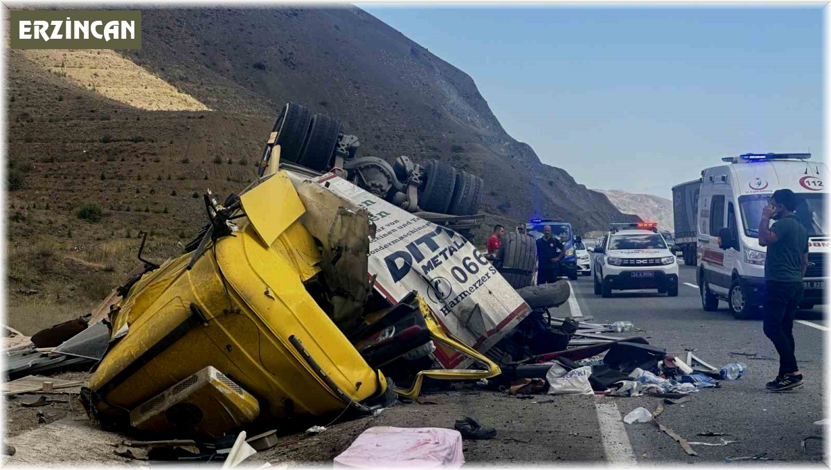 Erzincan'da 4 kişinin öldüğü kazanın nedeni tırın patlayan lastiği