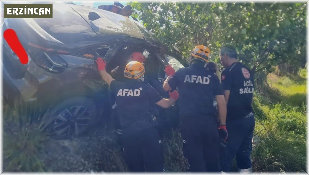 Erzincan'da araç içerisinde sıkışan yaralı sürücü AFAD ekiplerince kurtarıldı