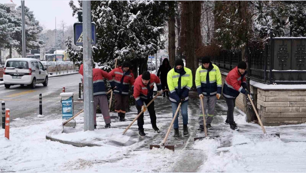 Erzincan'da belediye ekipleri kar küreme çalışması yaptı