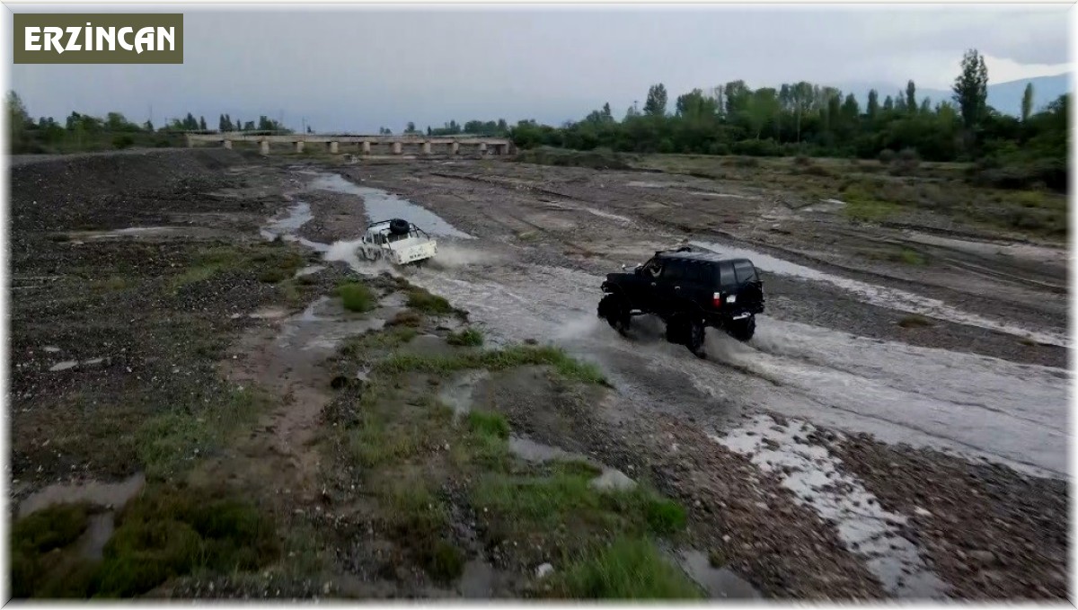 Erzincan'da bol çamurlu derede off road