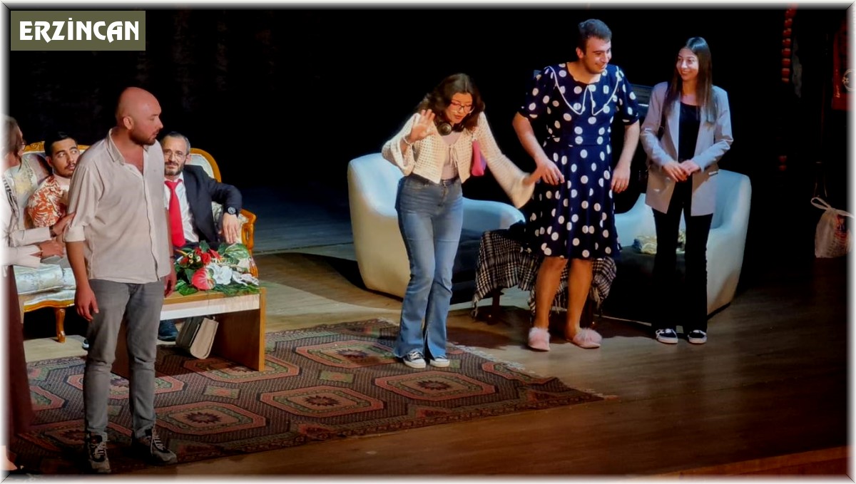 Erzincan'da 'Dikkat Yalan Çıkabilir!' tiyatro oyunu sahnelendi