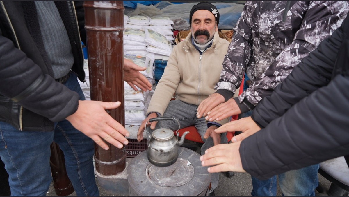 Erzincan'da dondurucu soğuklar pazar esnafına soba kurdurdu