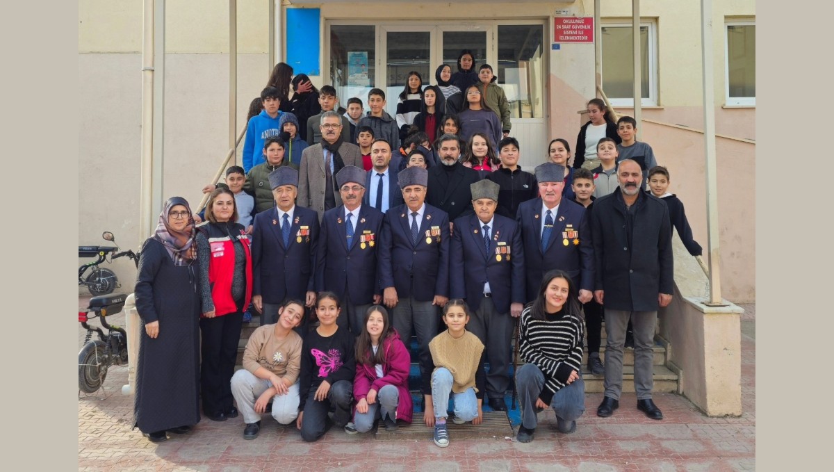 Erzincan'da gaziler ve şehit yakınları öğrencilerle buluştu