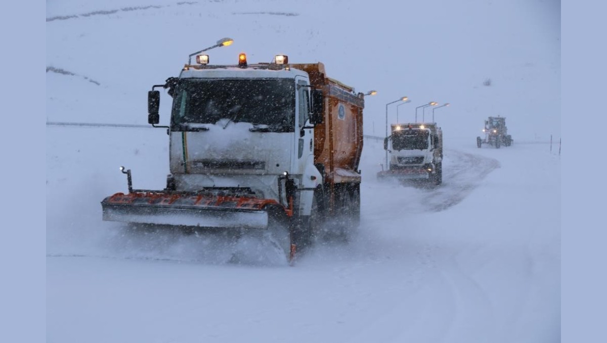 Erzincan'da kar ve tipi etkili oldu, eğitime ara verildi