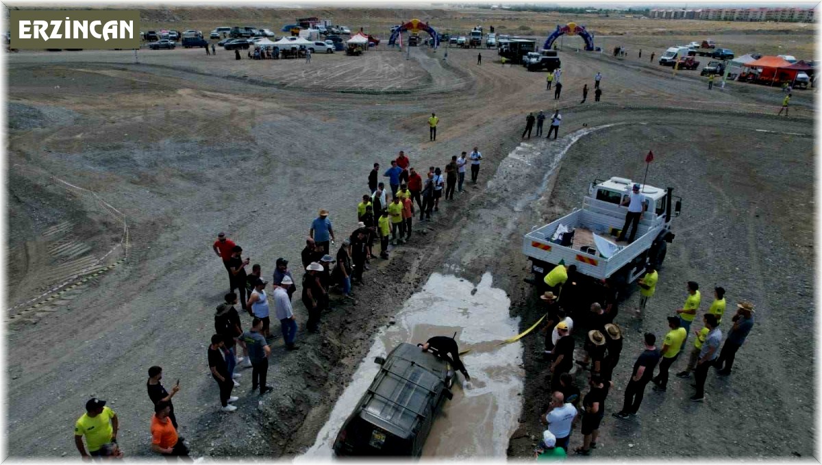 Erzincan'da off-road yarışmasında pilotlar çamura saplandı