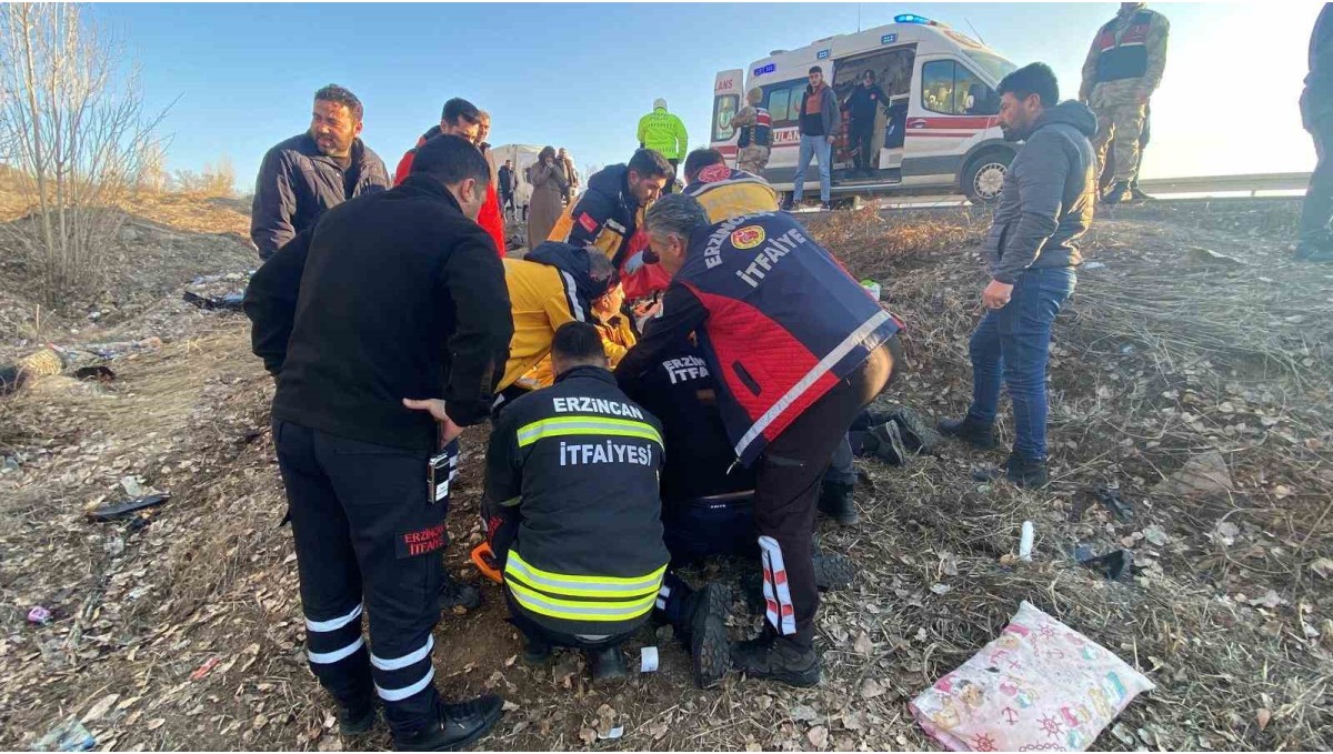 Erzincan'da otomobil şarampole devrildi: 4 yaralı