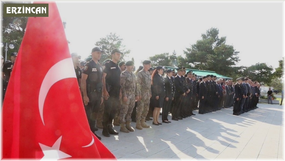 Erzincan'da şehitler dualarla yad edildi, kabirlerine karanfil bırakıldı