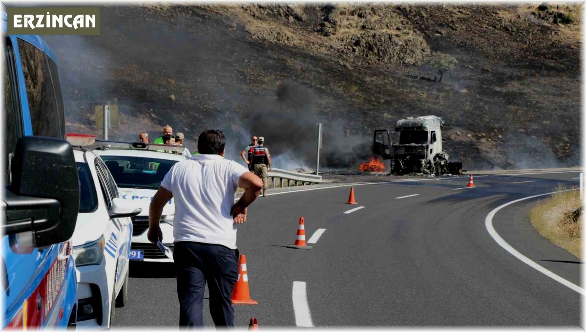 Erzincan'da seyir halindeki tır alev alev yandı