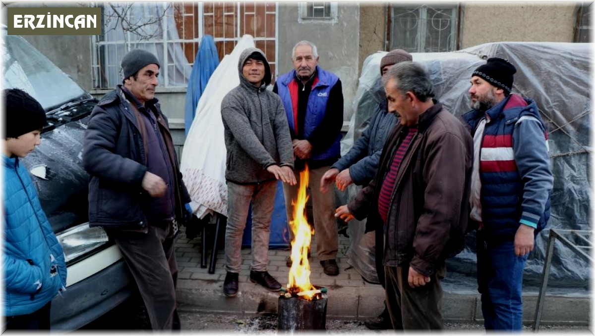 Erzincan'da soğuk havalar pazar esnafına soba kurdurdu