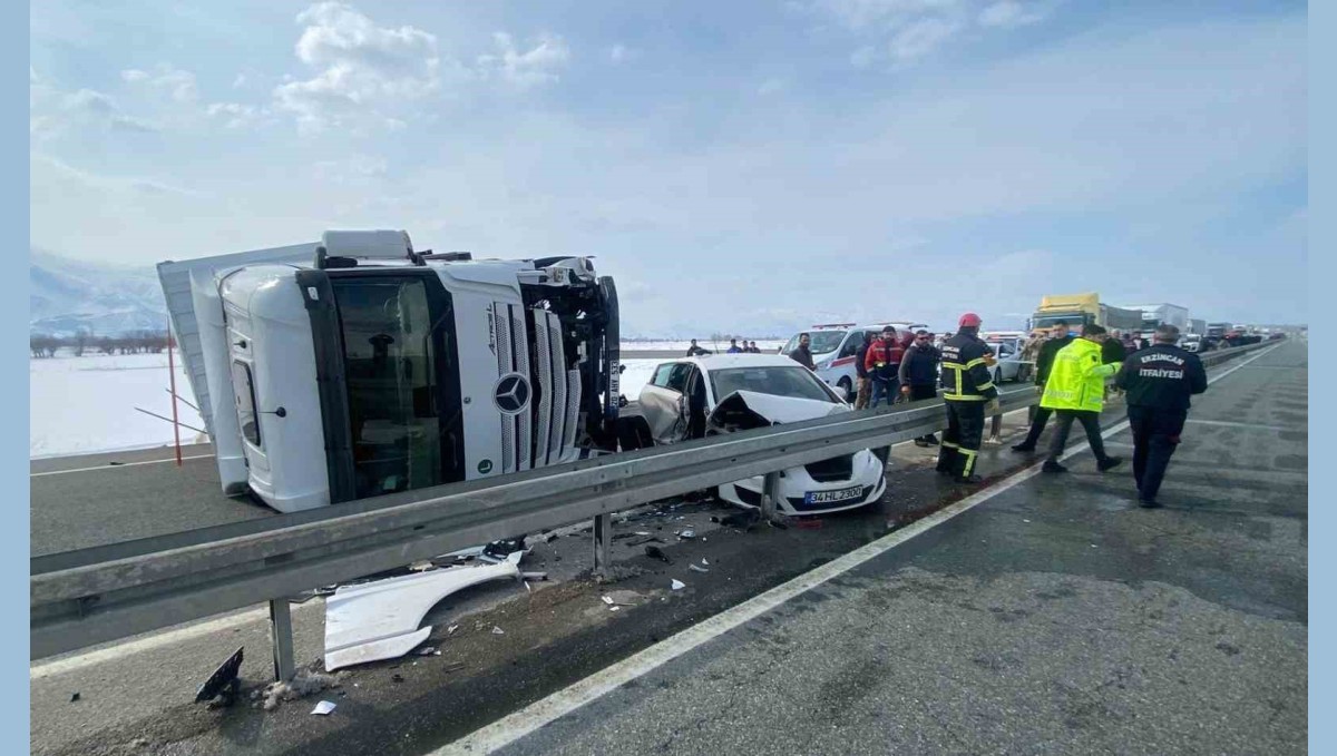 Erzincan'da tır ile otomobil çarpıştı: 3 yaralı