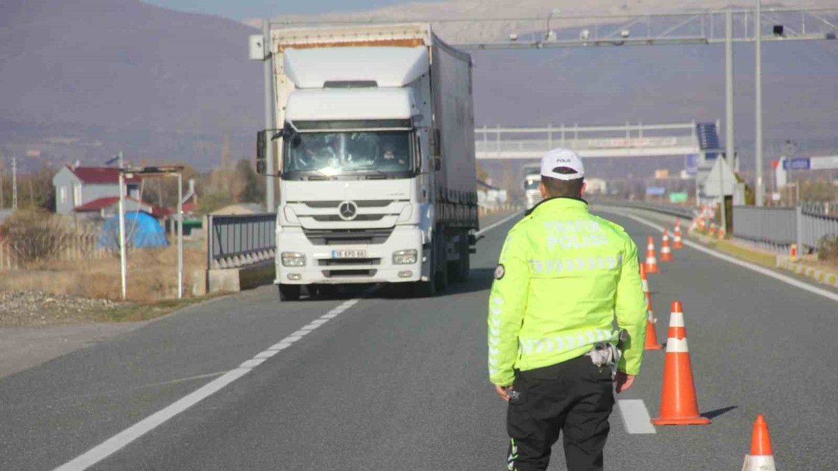 Erzincan'da trafik ekiplerinden zorunlu kış lastiği denetimi