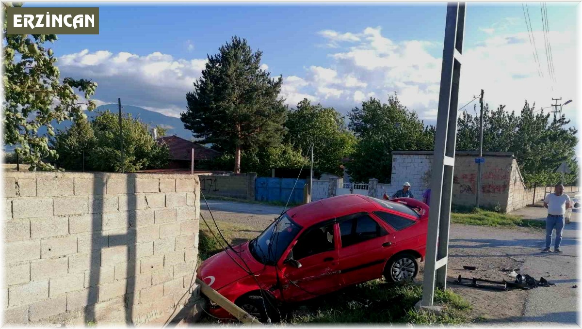 Erzincan'da trafik kazası: 2 yaralı