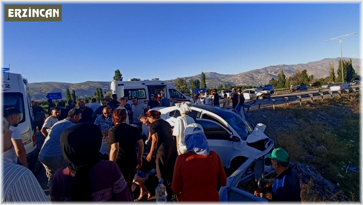 Erzincan'da trafik kazası: 8 yaralı