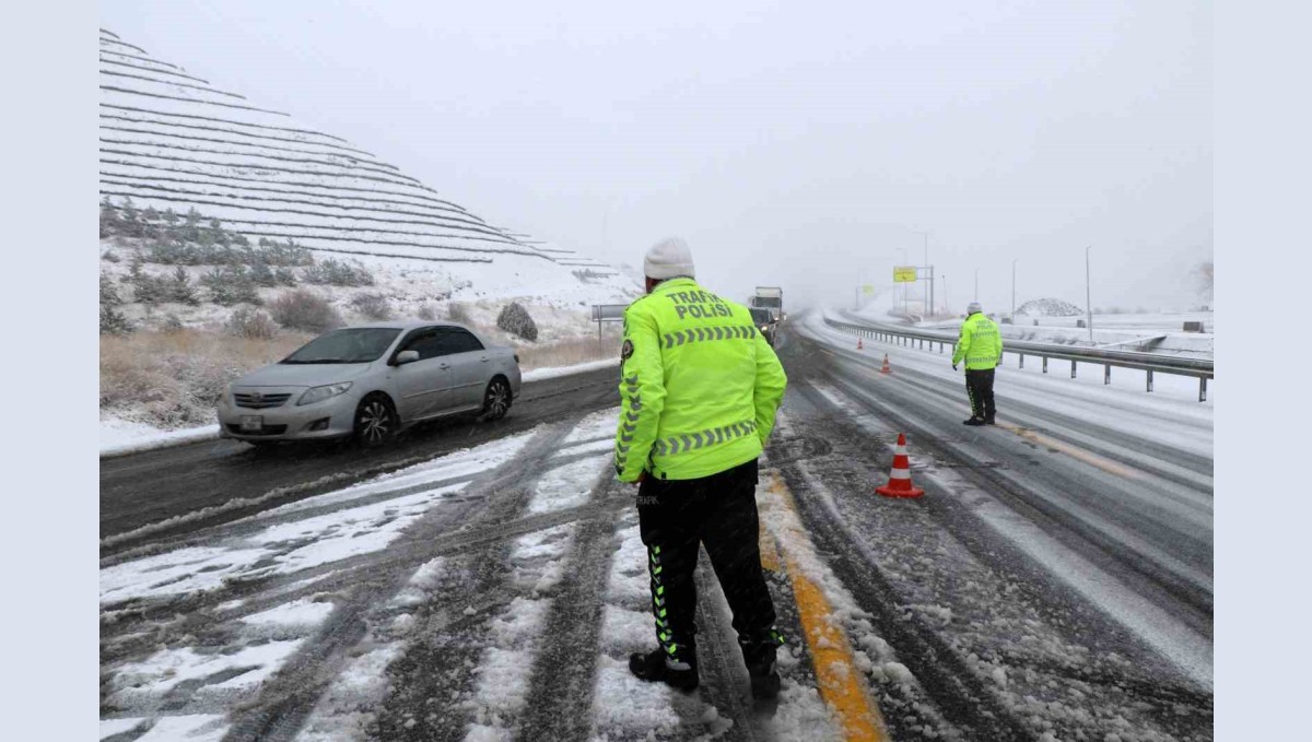 Erzincan'da trafik polisleri 7/24 vatandaşların yardımına koşuyor