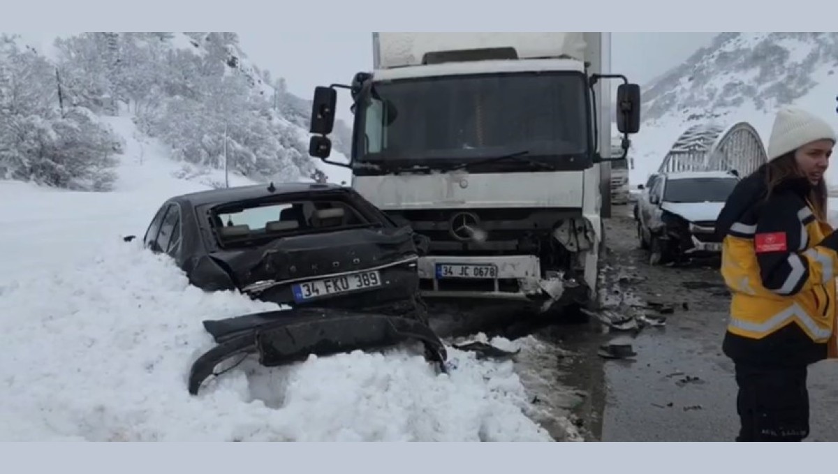 Erzincan'da zincirleme trafik kazası