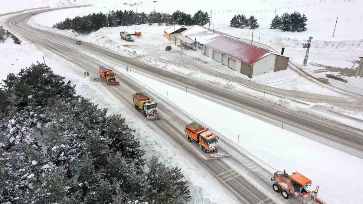 Erzincan güne kar yağışıyla uyandı