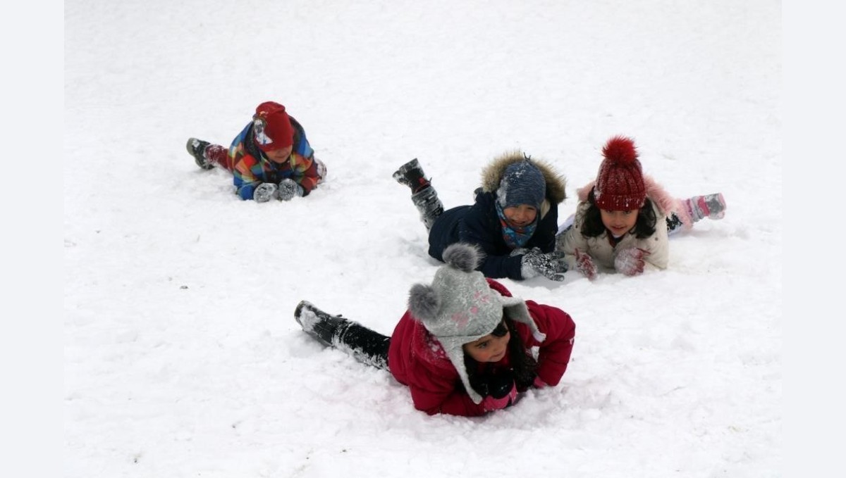 Erzincan güne kar yağışıyla uyandı, çocuklar karın tadını doyasıya çıkardı