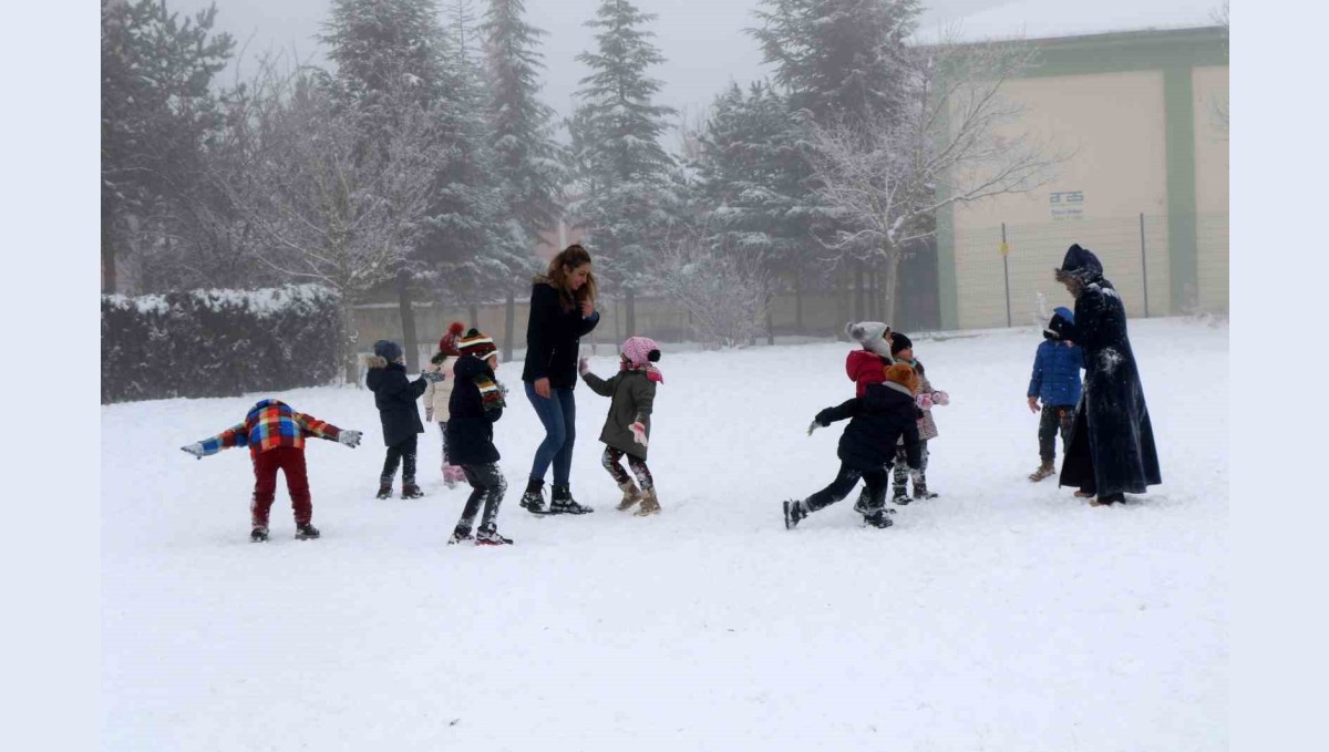 Erzincan'ın Refahiye ilçesinde eğitime kar tatili