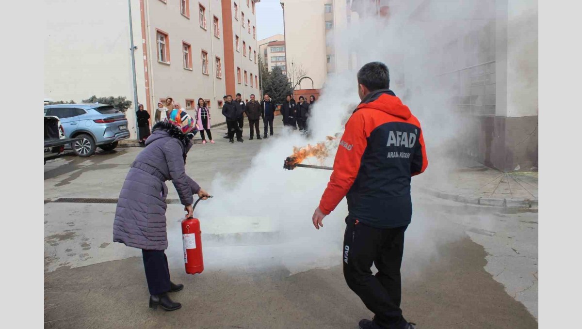 Erzincan Öğrenci Yurdu'nda afet farkındalık ve yangın eğitimi düzenlendi