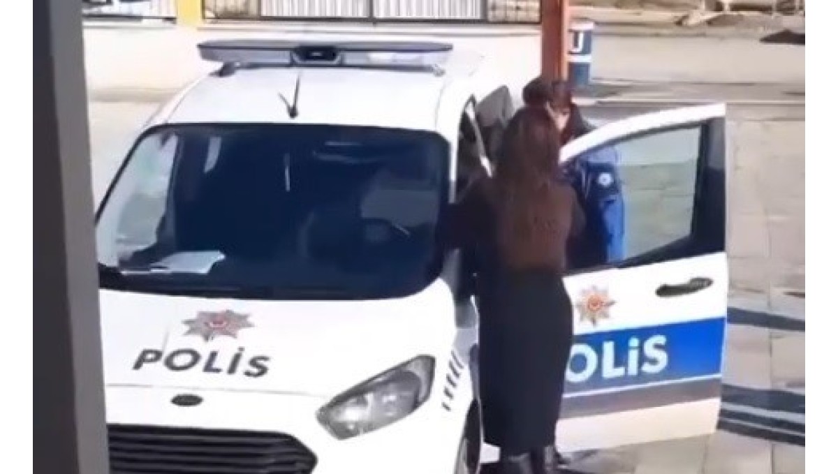 Erzincan polisi çocukların şarkı isteğini geri çevirmedi