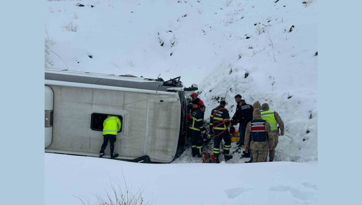 Erzincan-Sivas karayolu Sakaltutan mevkiinde bir otobüsün şarampole yuvarlanması sonucu çok sayıda kişi yaralandı. Olay yerine kurtarma ve sağlık ekipleri sevk edildi.