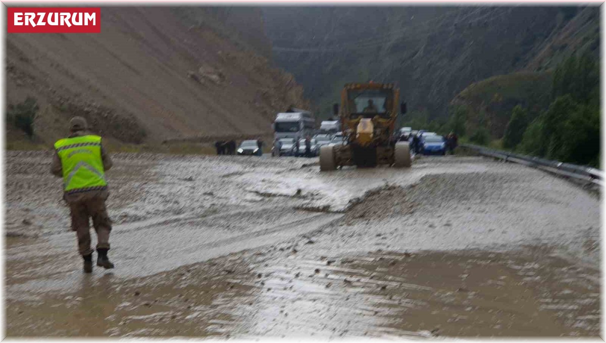 Erzurum-Artvin yolunda heyelan