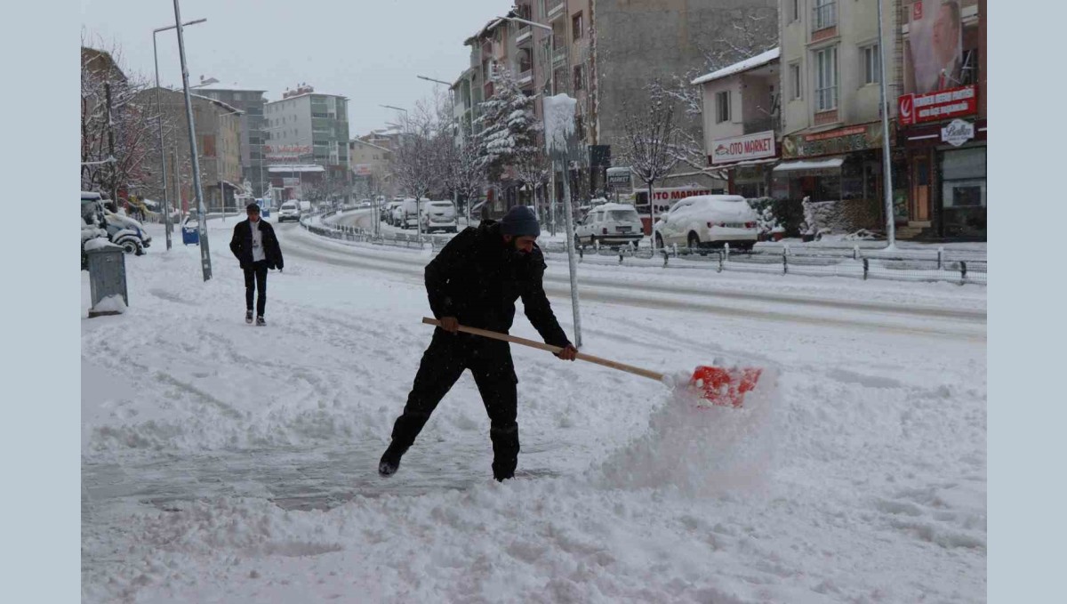 Erzurum'da kar yağışı ilçeleri adeta felç etti