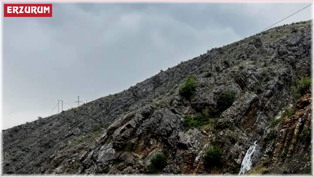 Erzurum'da sel nedeniyle yol çöktü