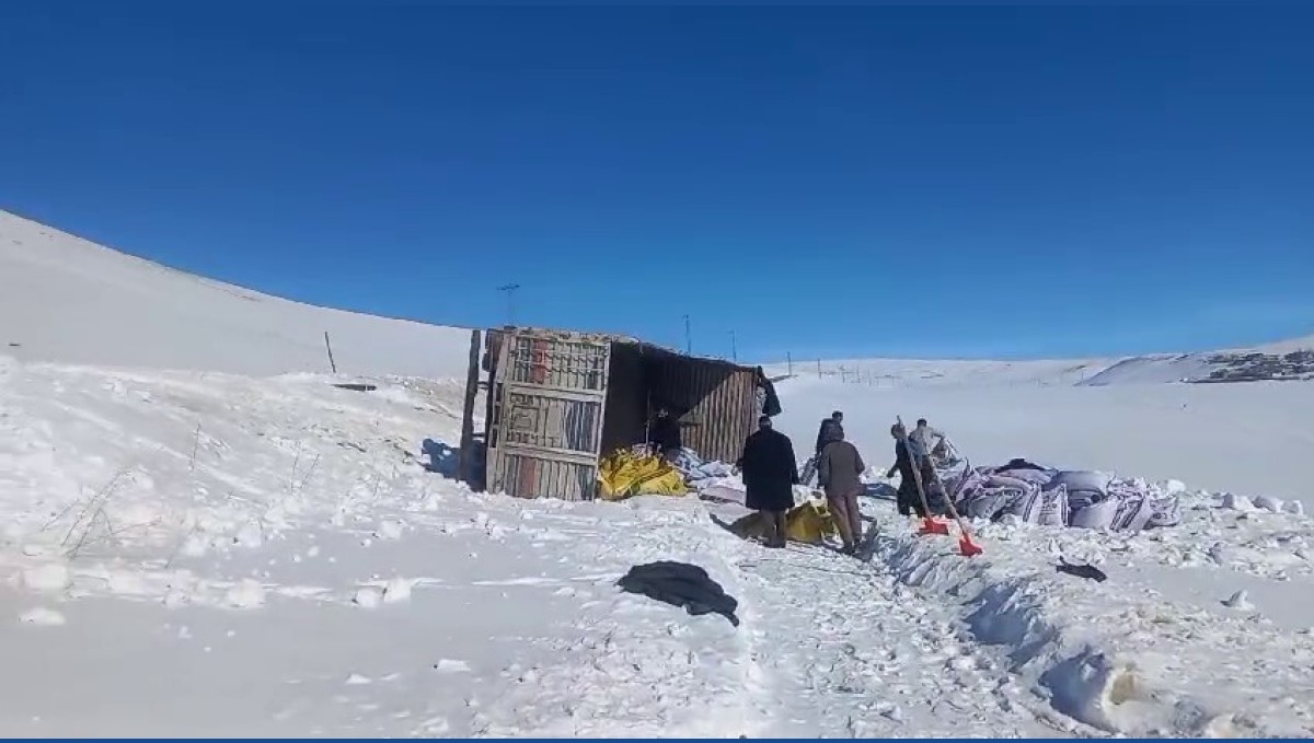 Erzurum'da yem yüklü kamyon devrildi