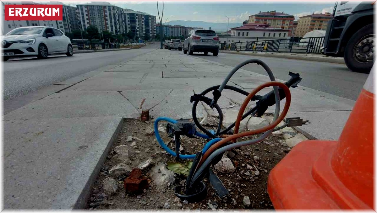 Erzurum'da yol ortasındaki açık elektrik kabloları büyük tehlike oluşturuyor